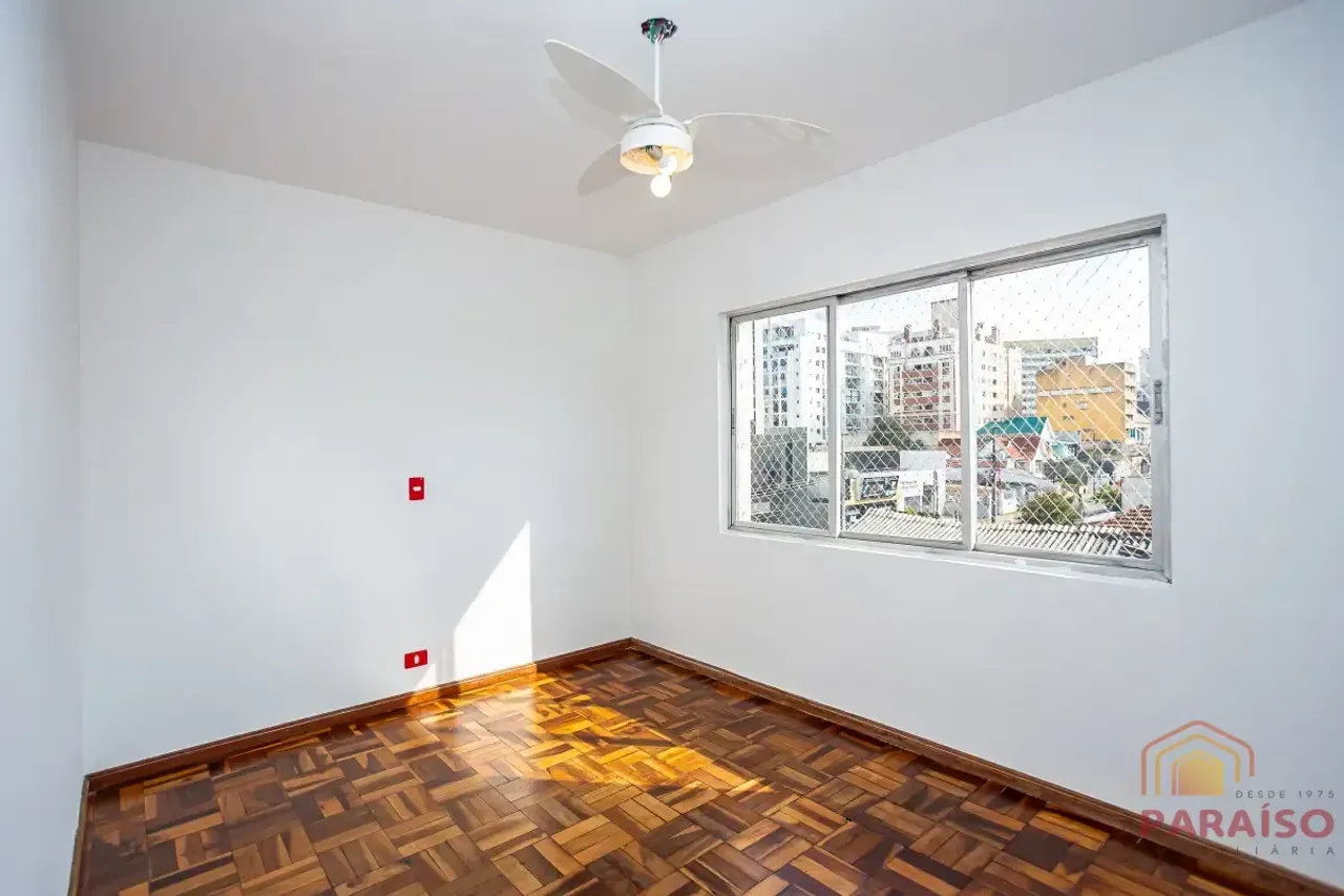202 m² apartment with 3 bedrooms and a balcony — photo 4