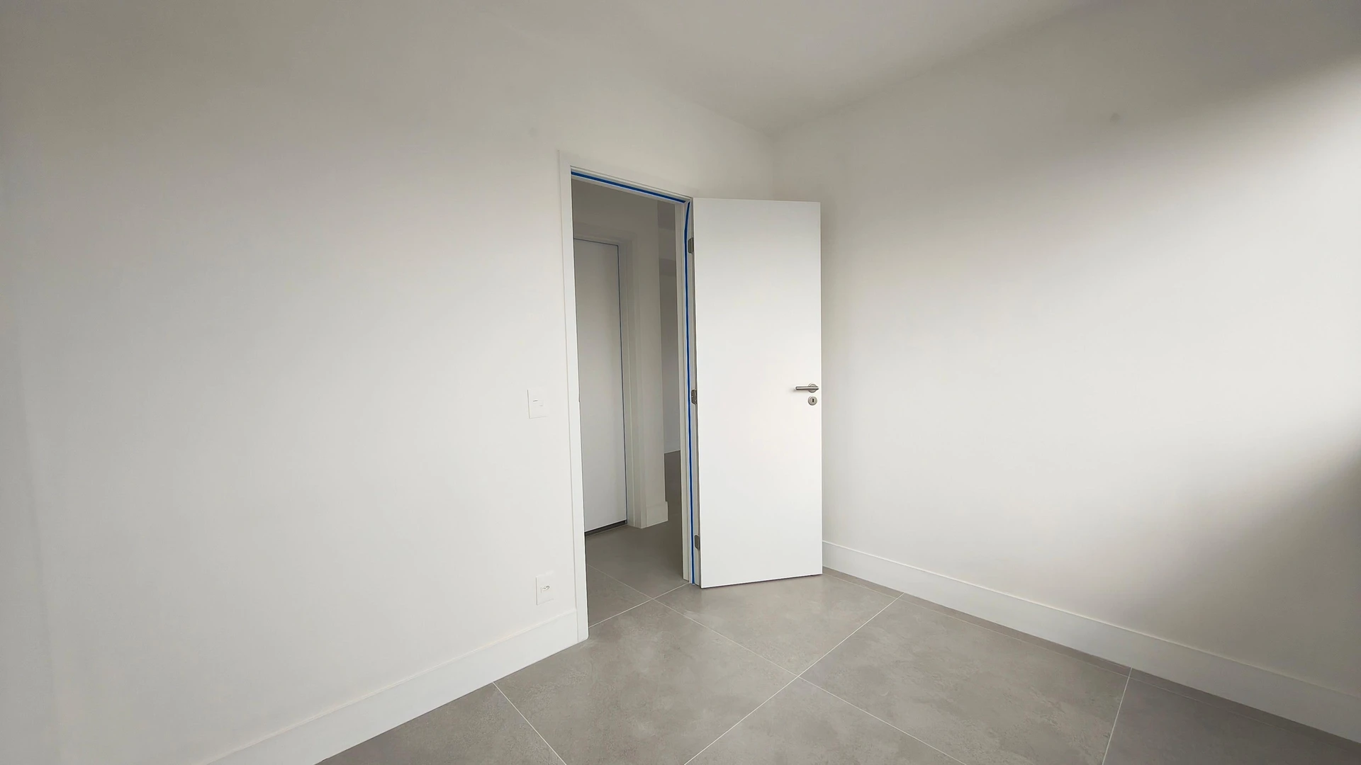 Unfurnished apartment with 2 bedrooms and open-plan kitchen — photo 25