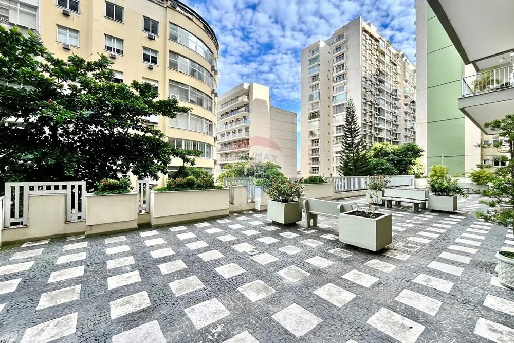 3-bedroom apartment with a mountain view in Rio de Janeiro — photo 31