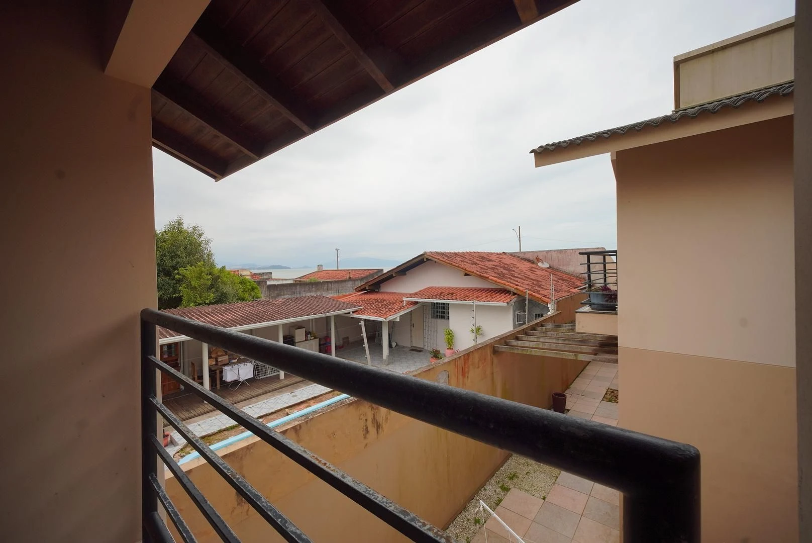 407 m² house with a washing machine and a bathtub — photo 35