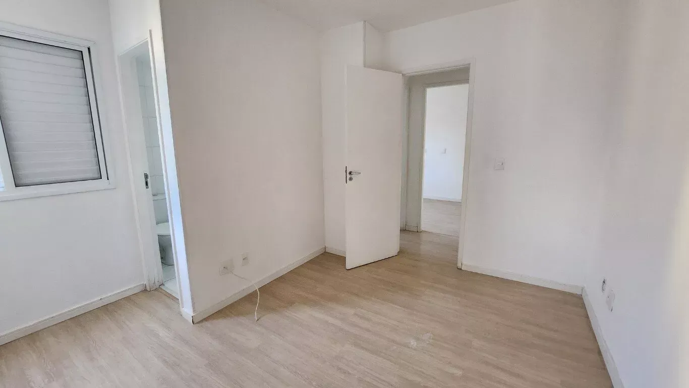Wood or laminate floors in a 2-bedroom apartment, 53 m² — photo 5