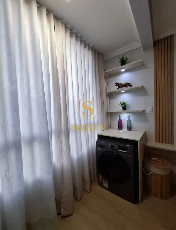 Furnished studio with integrated kitchen and glass shower — photo 8