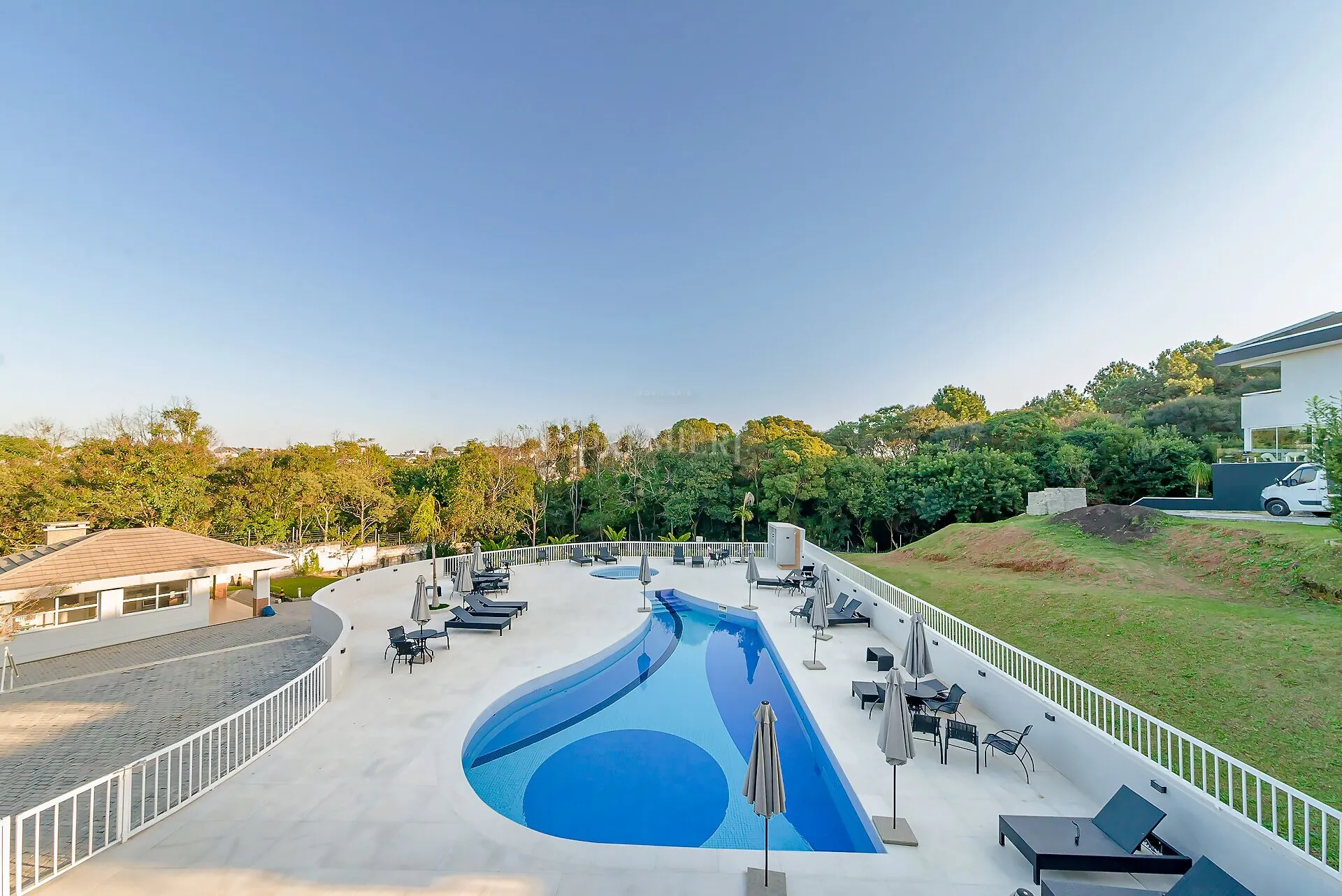 4-bedroom house with a home office in Curitiba — photo 35