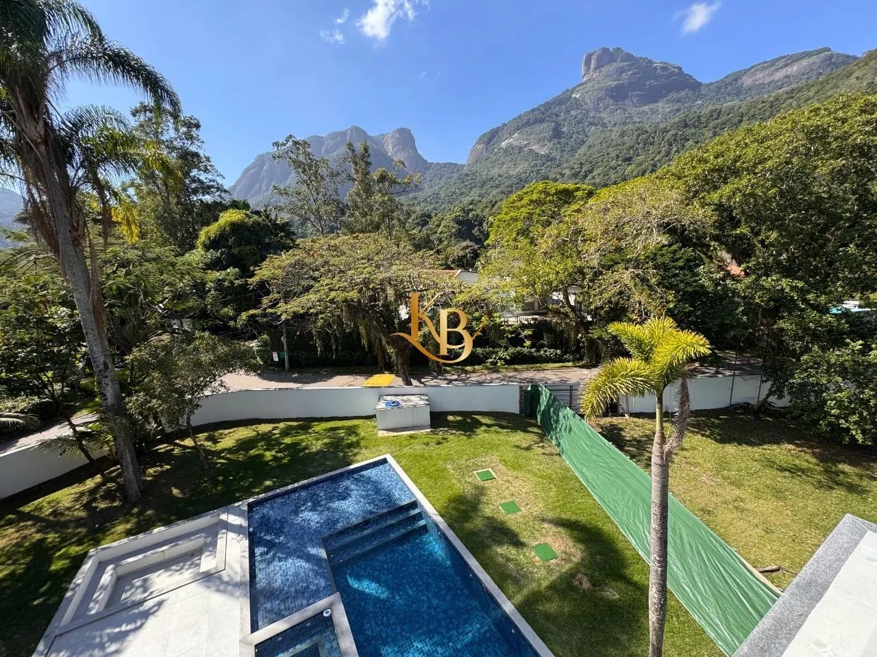 Casa com 5 quartos e área de piscina ao ar livre — photo 50