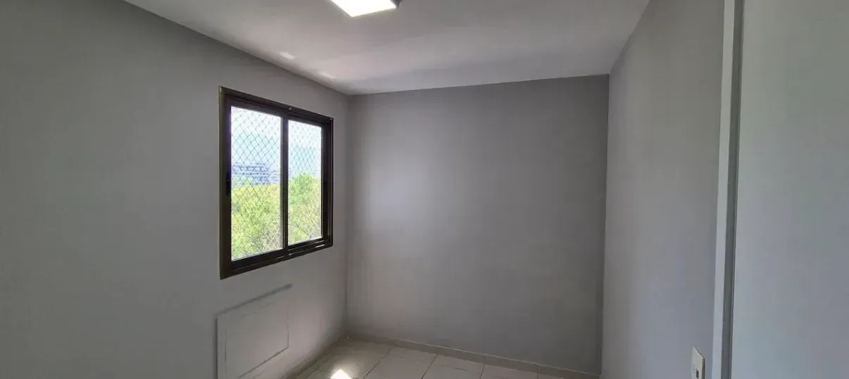 Glass-enclosed balcony in a 3-bedroom apartment, 91 m² — photo 5