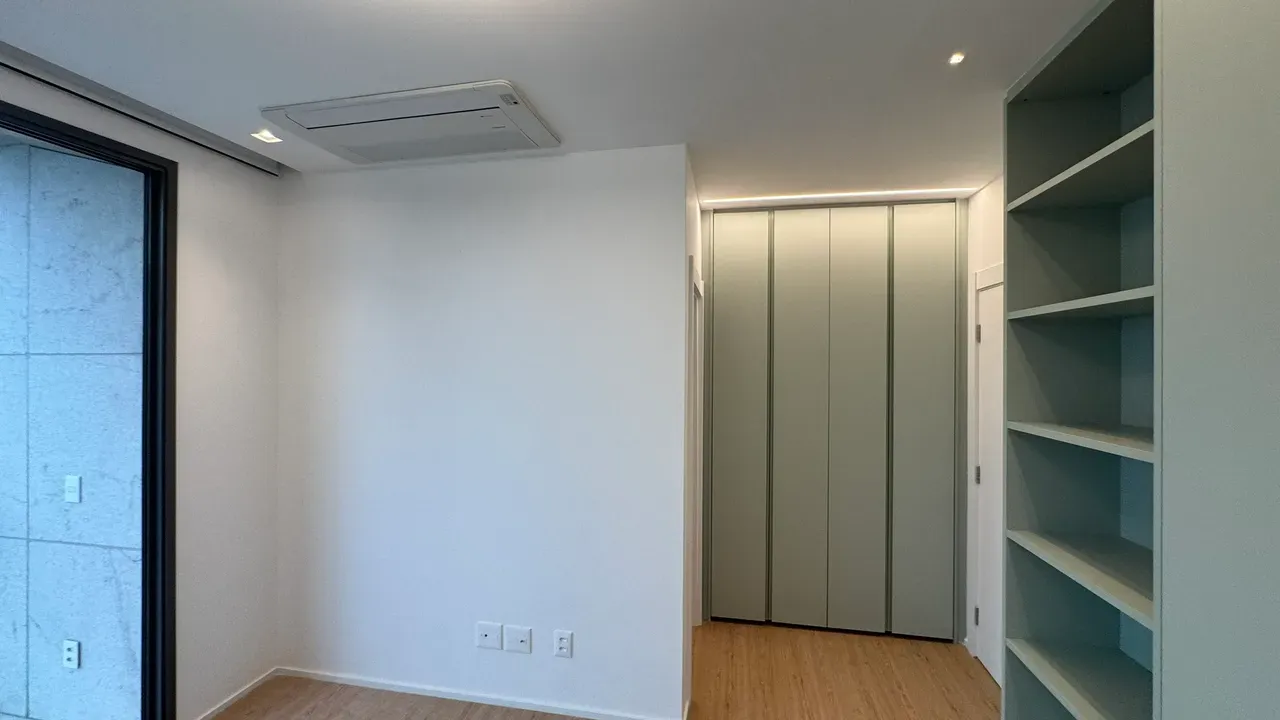 Apartment with 4 bedrooms, 5 bathrooms and enclosed balcony — photo 28