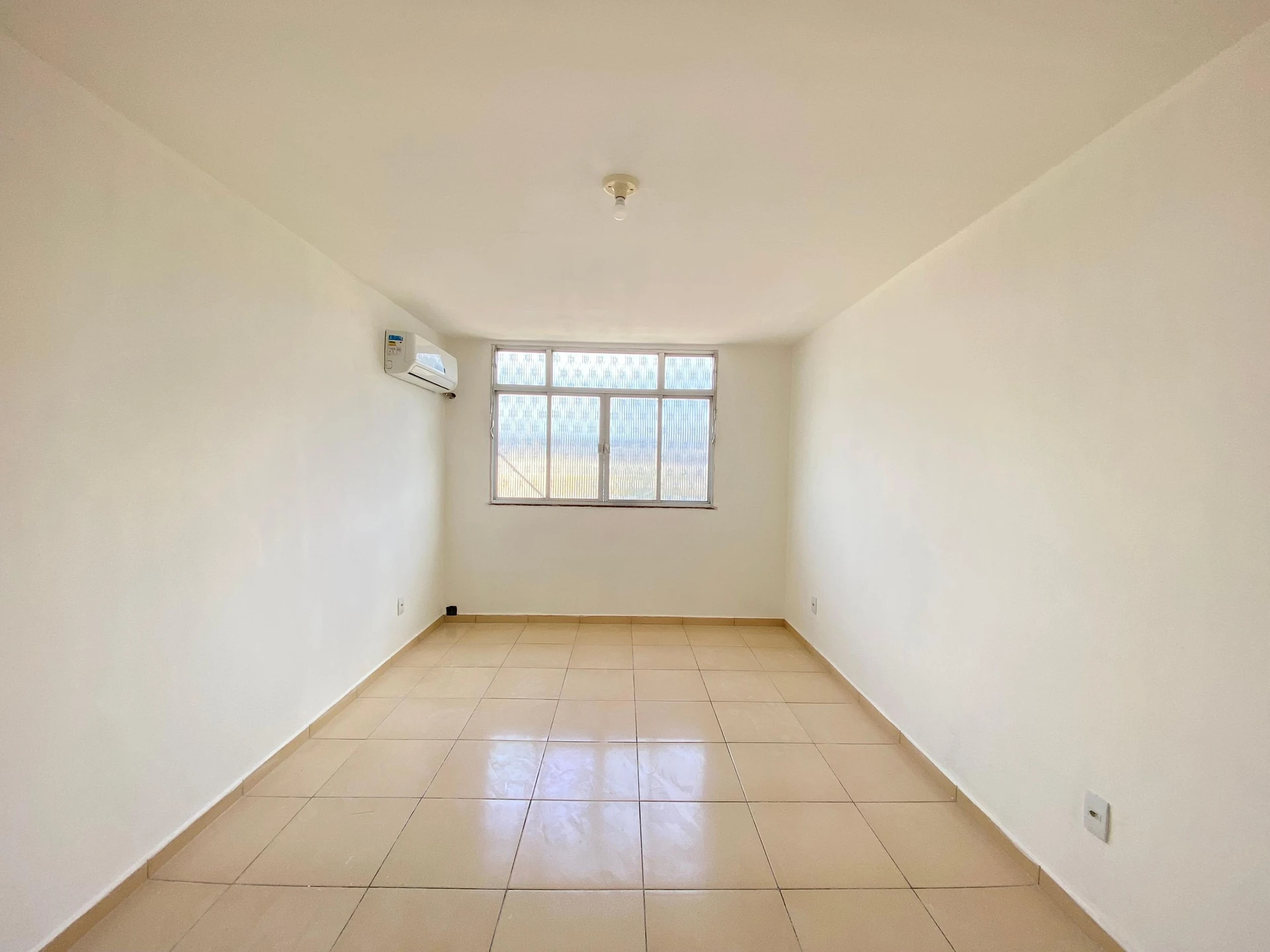 House with 2 bedrooms and a glass-enclosed shower — photo 6