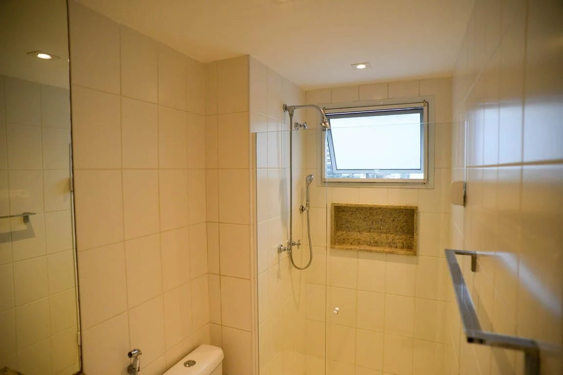 3-bedroom apartment with a glass-enclosed balcony — photo 34