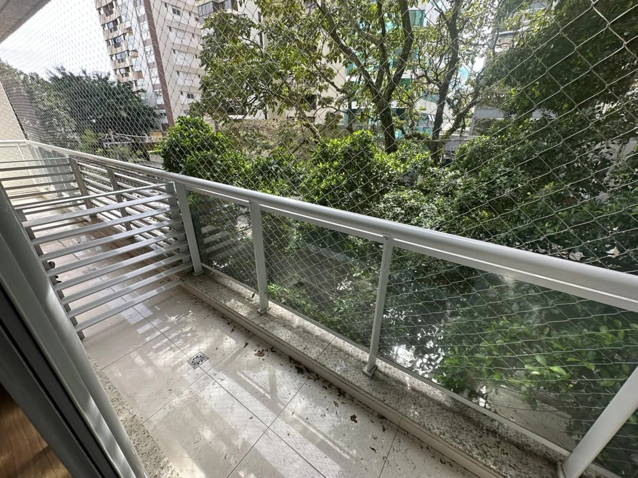 Balcony with a grill in a 4-bedroom apartment, 178 m² — photo 21