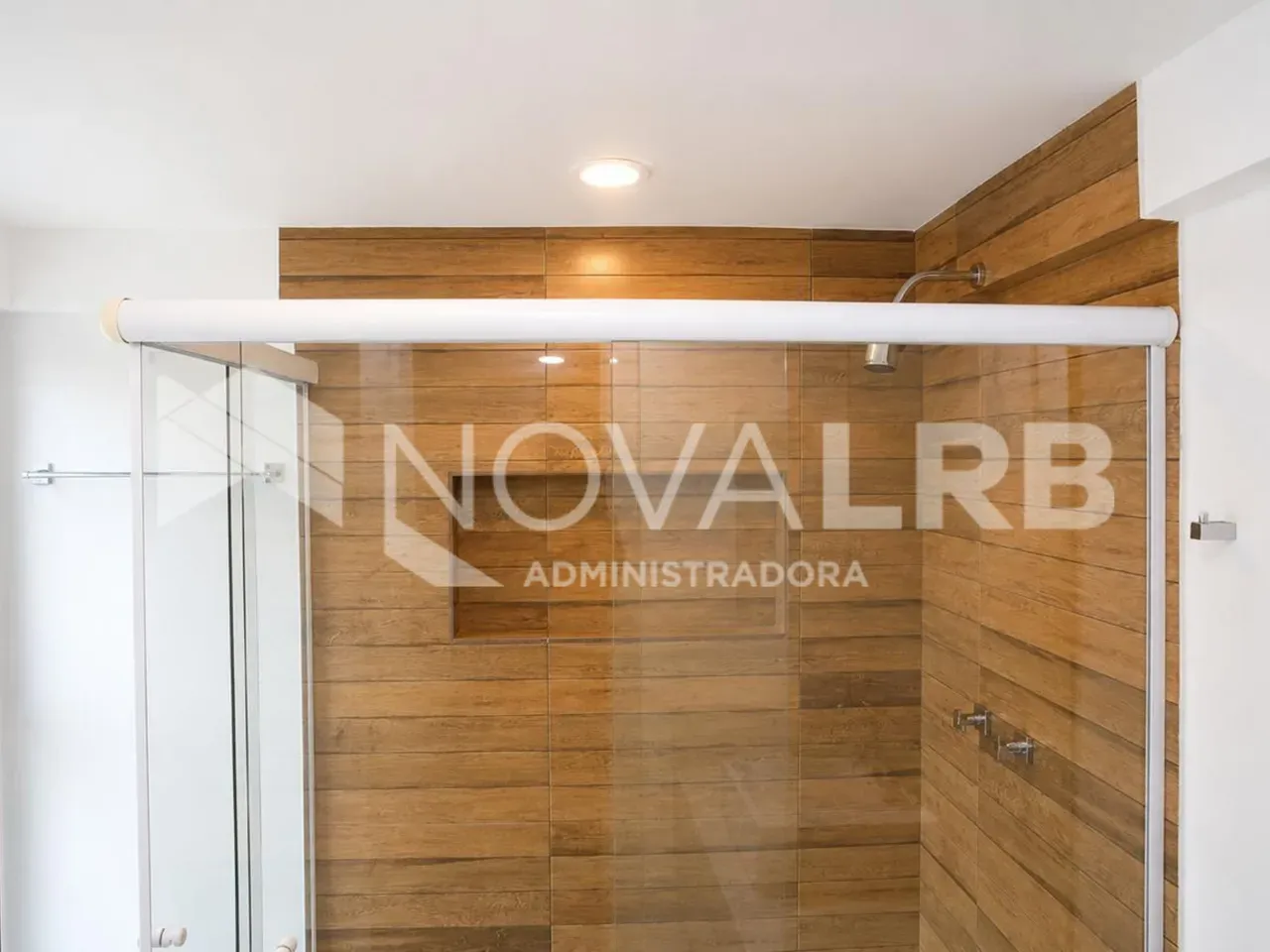 4-bedroom apartment with enclosed glass balcony — photo 43