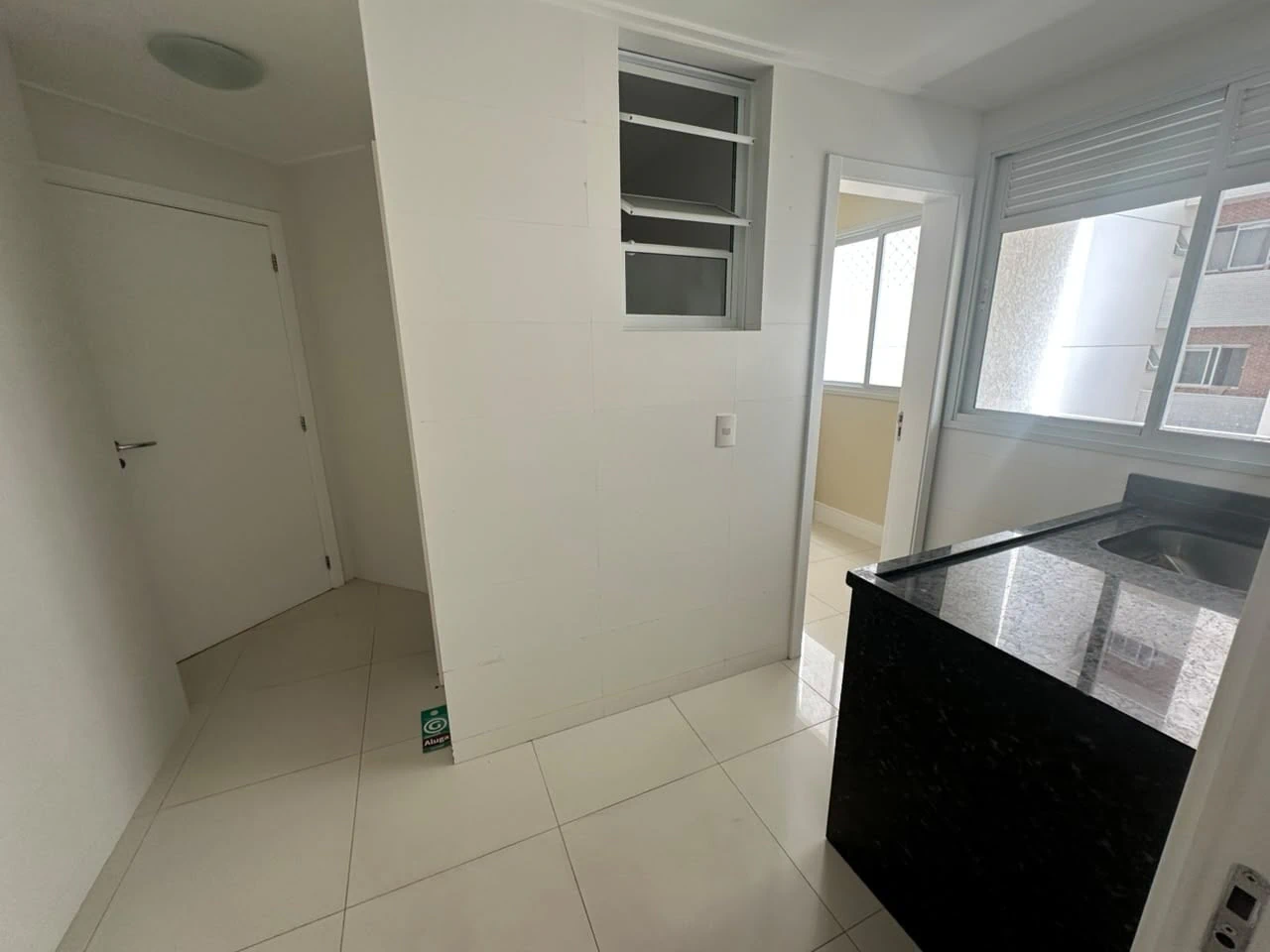 Balcony with a grill in a 4-bedroom apartment, 178 m² — photo 10