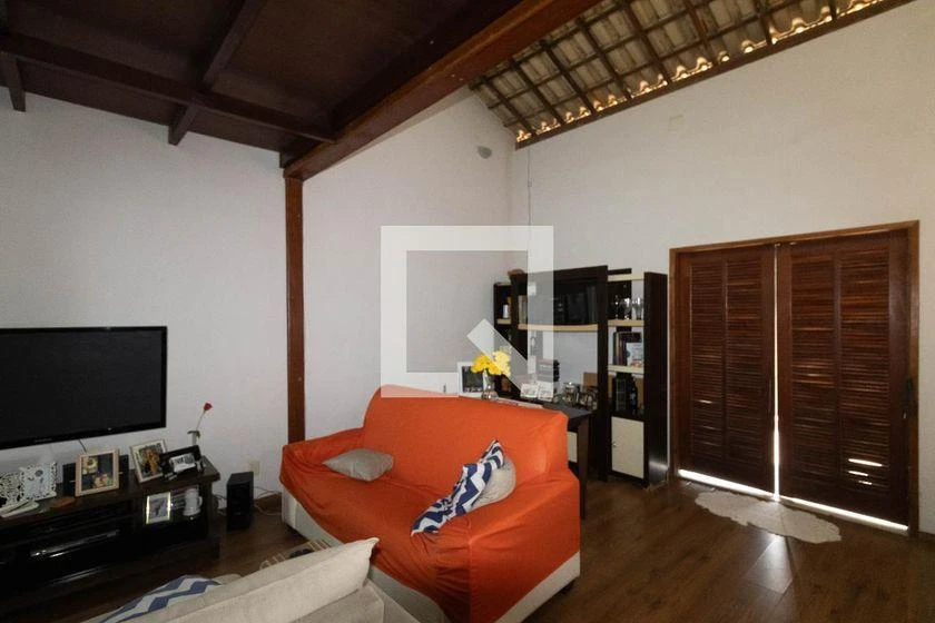 Furnished house with 4 bedrooms and 290 m²