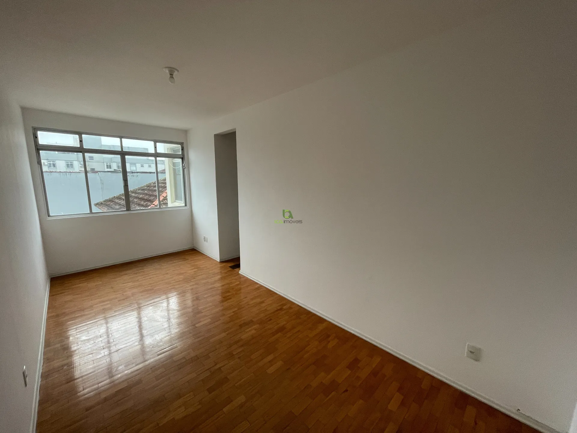Apartamento de 2 quartos com 70 m² e piso de madeira — photo 2