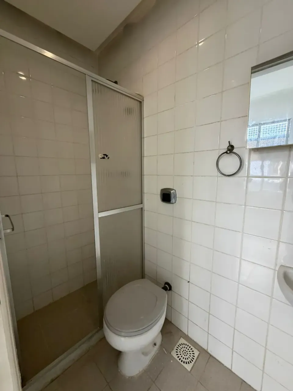 3-bedroom apartment with 2 bathrooms and glass shower — photo 19