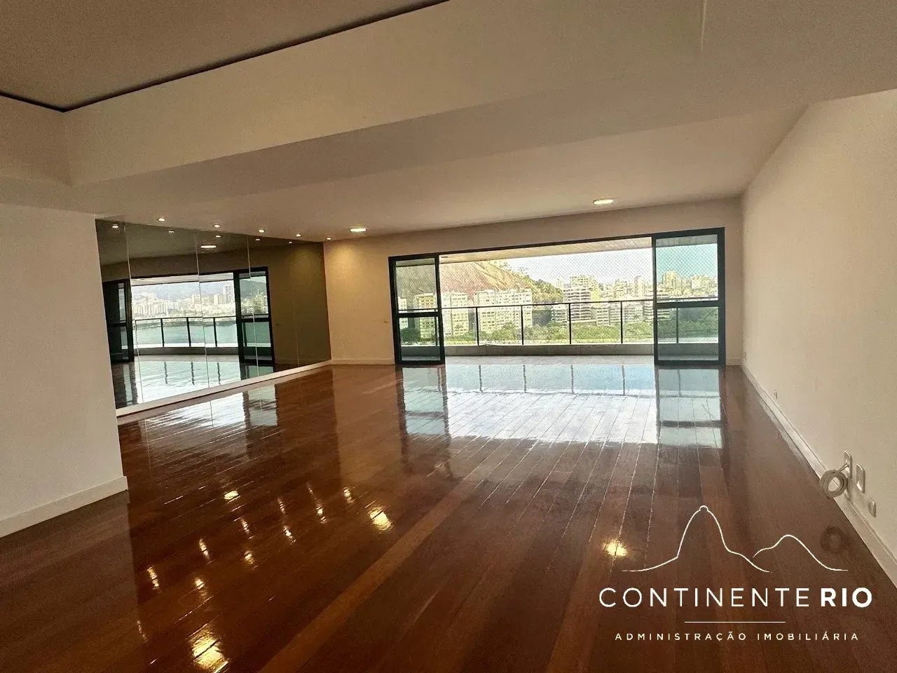 Apartamento con 4 dormitorios y balcón acristalado — photo 4