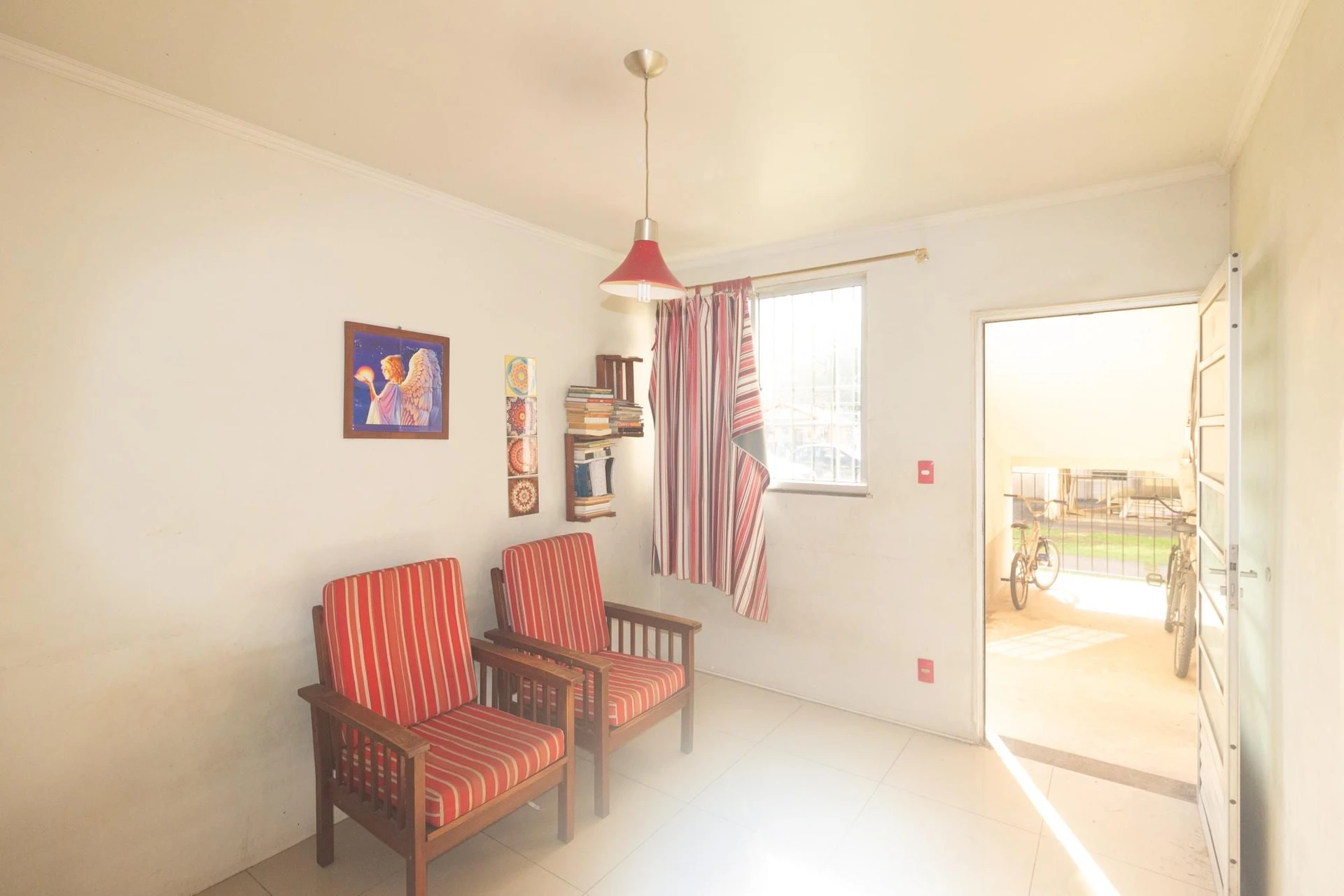 Unfurnished apartment with 2 bedrooms and a separate kitchen