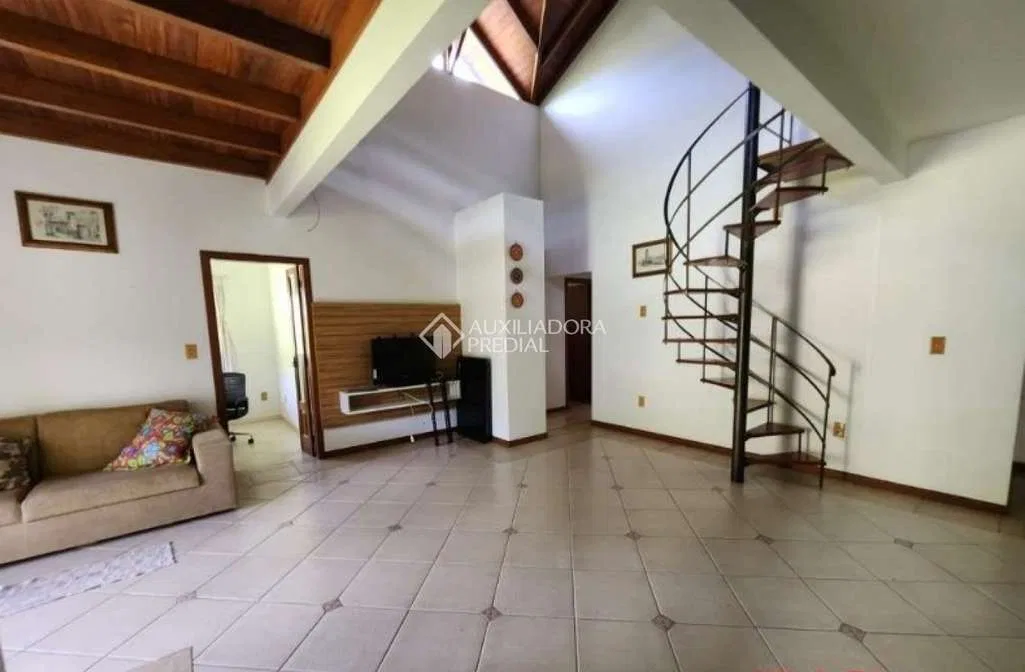 Casa de 380 m² con balcón gourmet y piscina privada