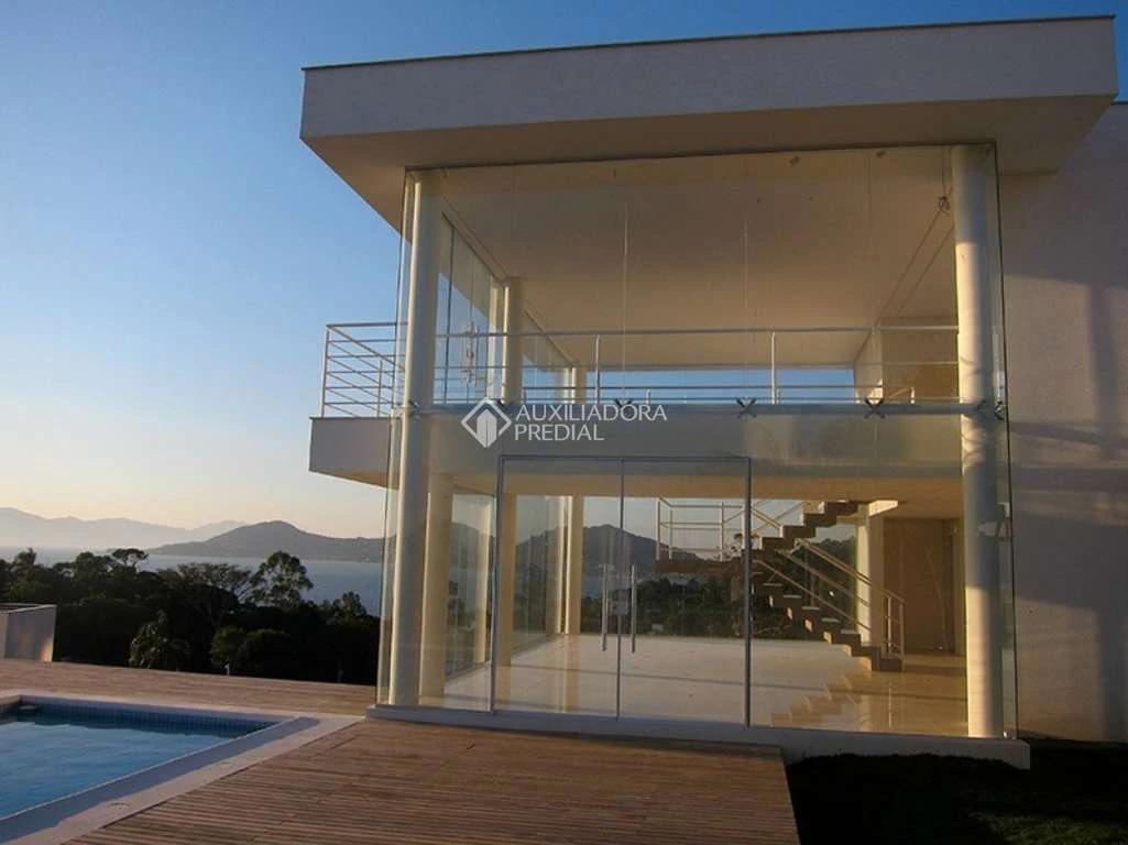 House with 3 en-suite bedrooms and floor-to-ceiling windows — photo 3