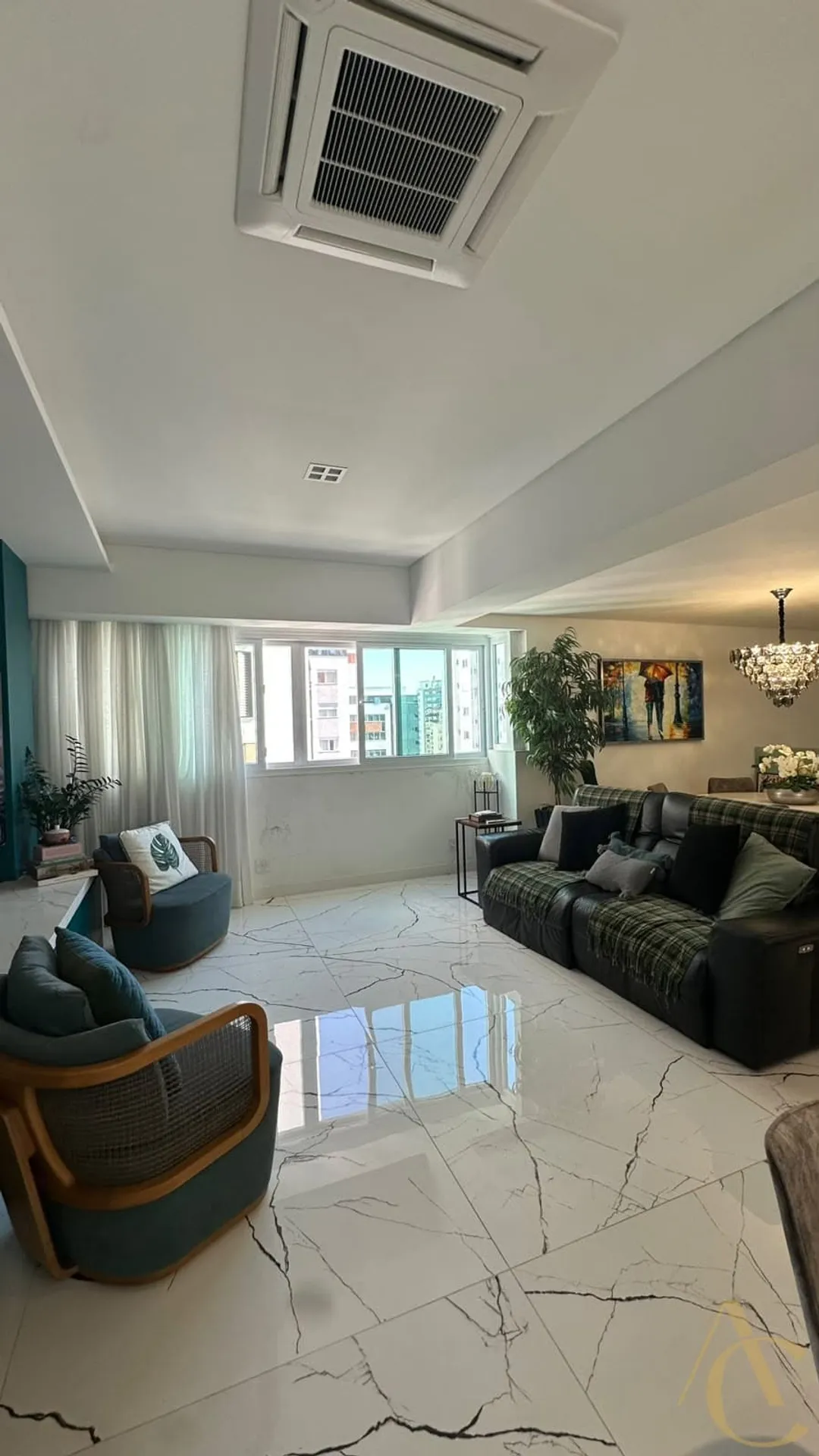 Apartamento com 2 suítes e máquina de lavar na cozinha
