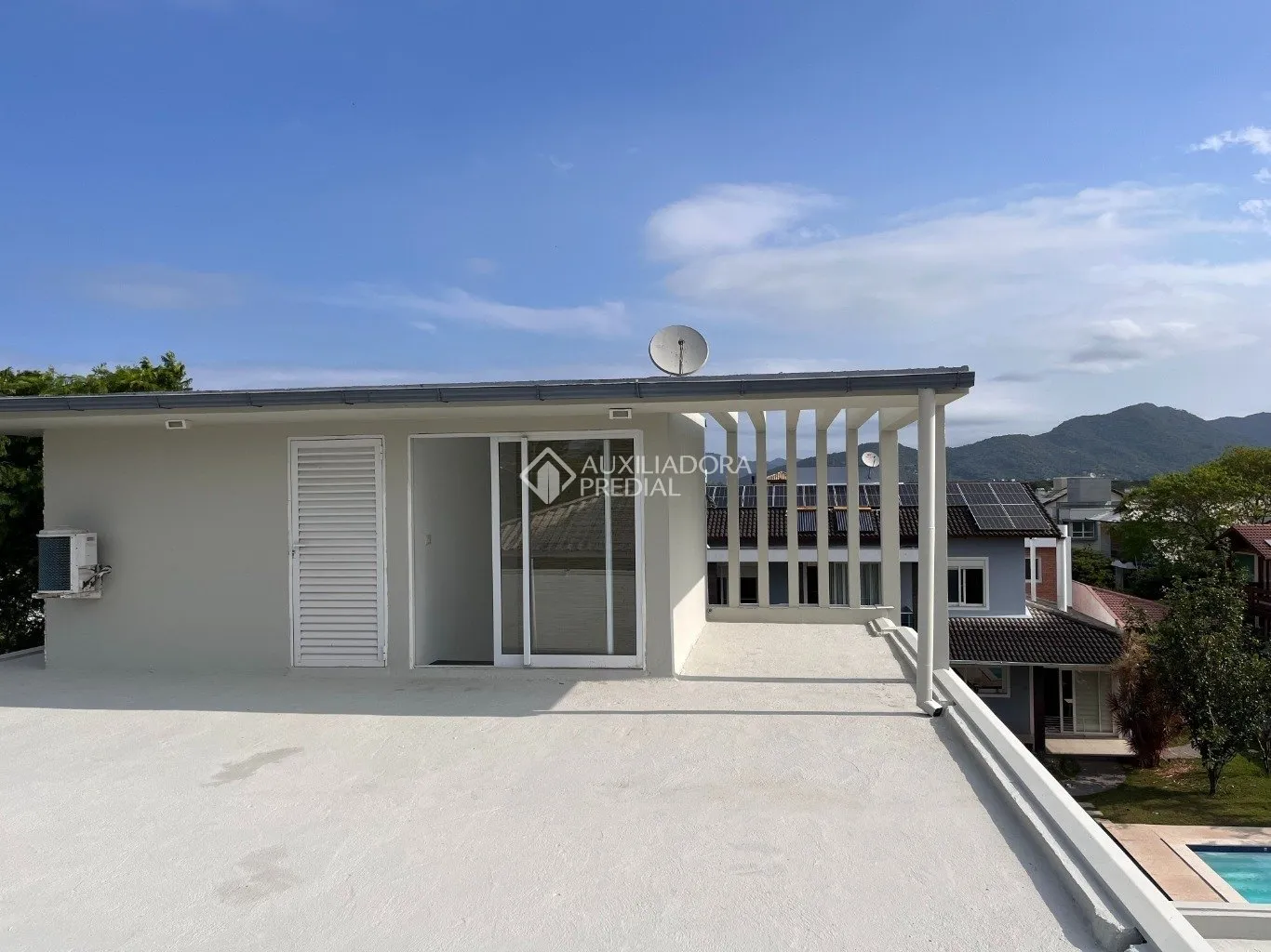 Floor-to-ceiling windows in a 3-bedroom house, 220 m² — photo 10