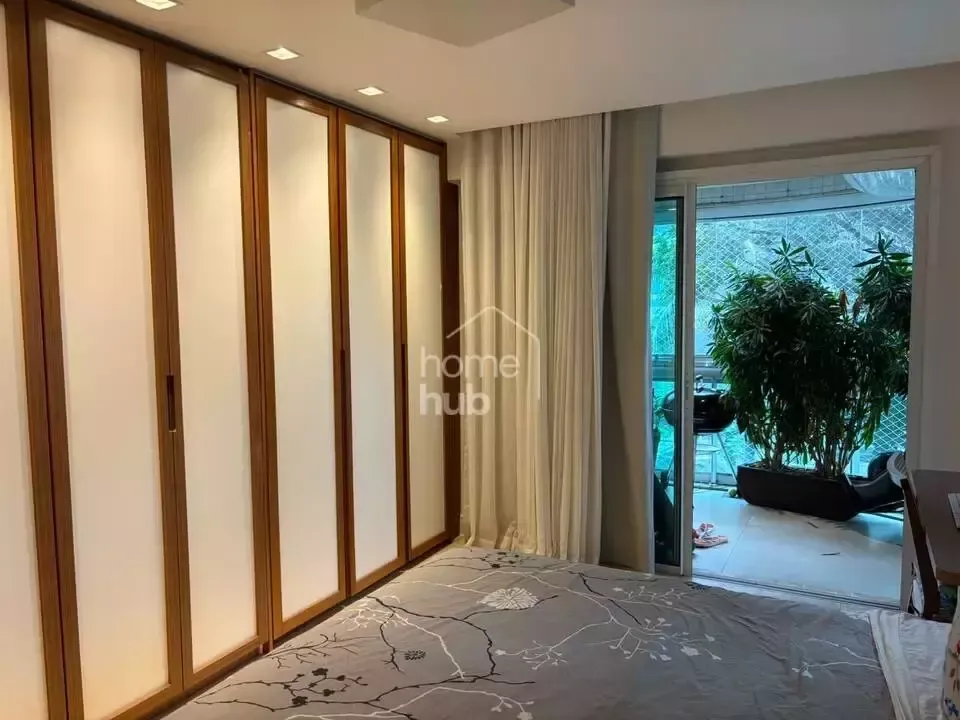 Furnished apartment, 169 m², with a glass-enclosed balcony — photo 26