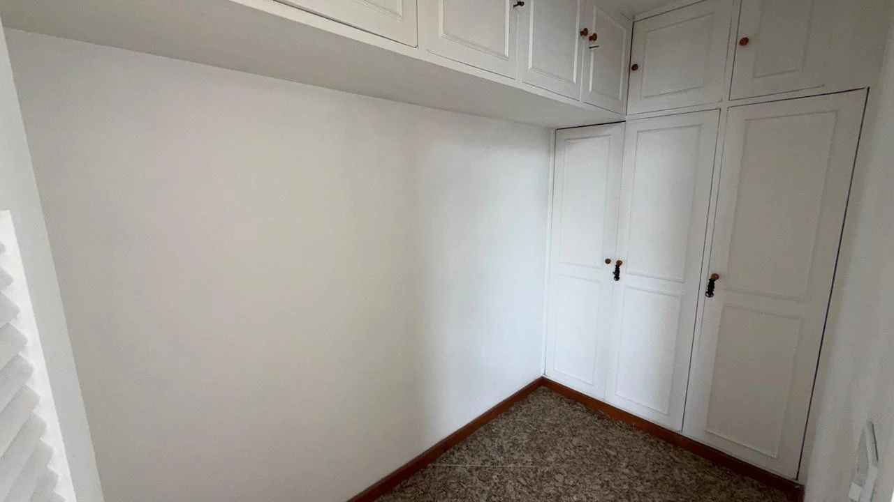 Wood or laminate floors in a 3-bedroom apartment, 157 m² — photo 21