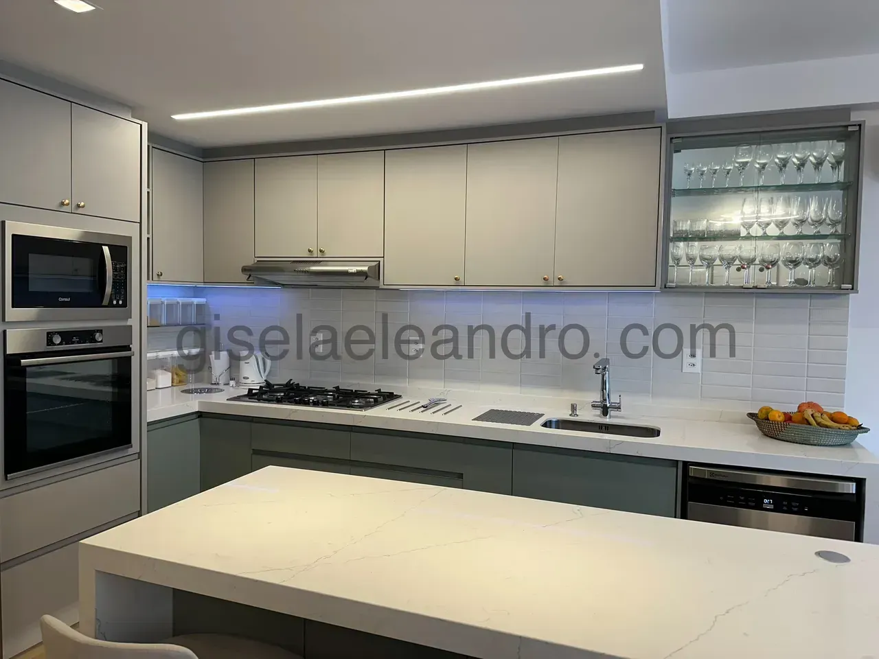 Furnished 2-bedroom apartment with 3 bathrooms — photo 4