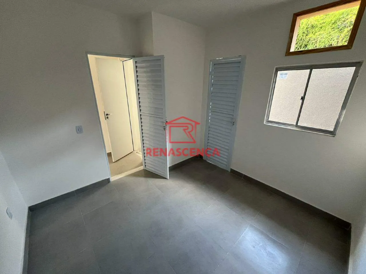 Casa com 1 quarto e cozinha aberta com fogão compacto — photo 14