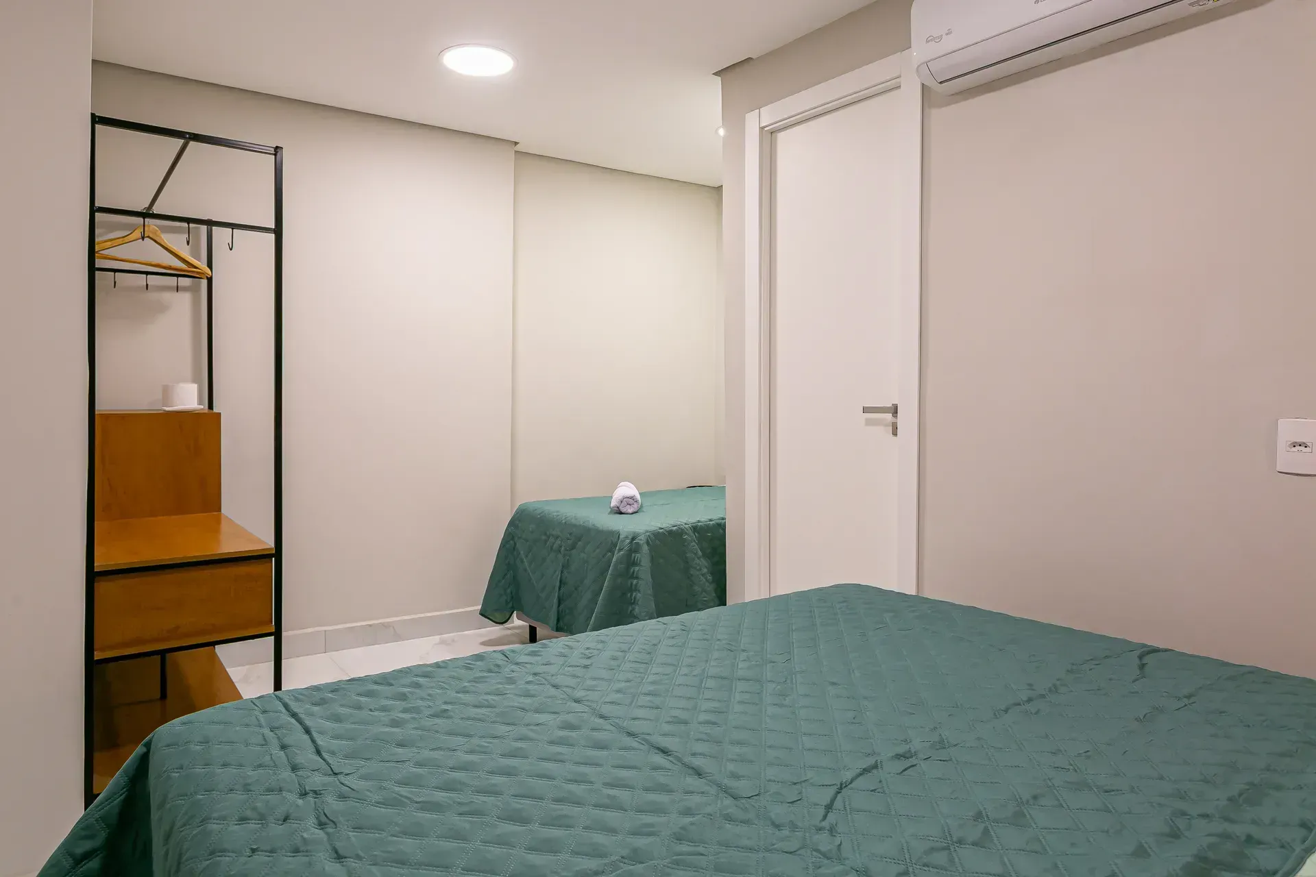 Furnished 1-bedroom apartment with built-in wardrobes — photo 10