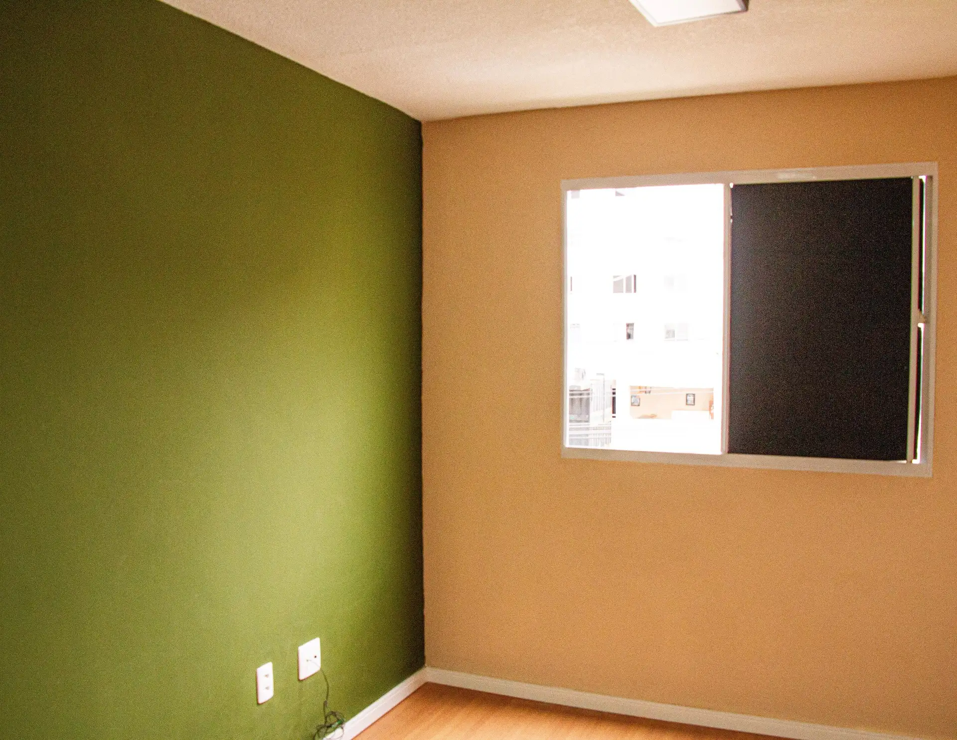 2-bedroom apartment with a glass shower enclosure — photo 2