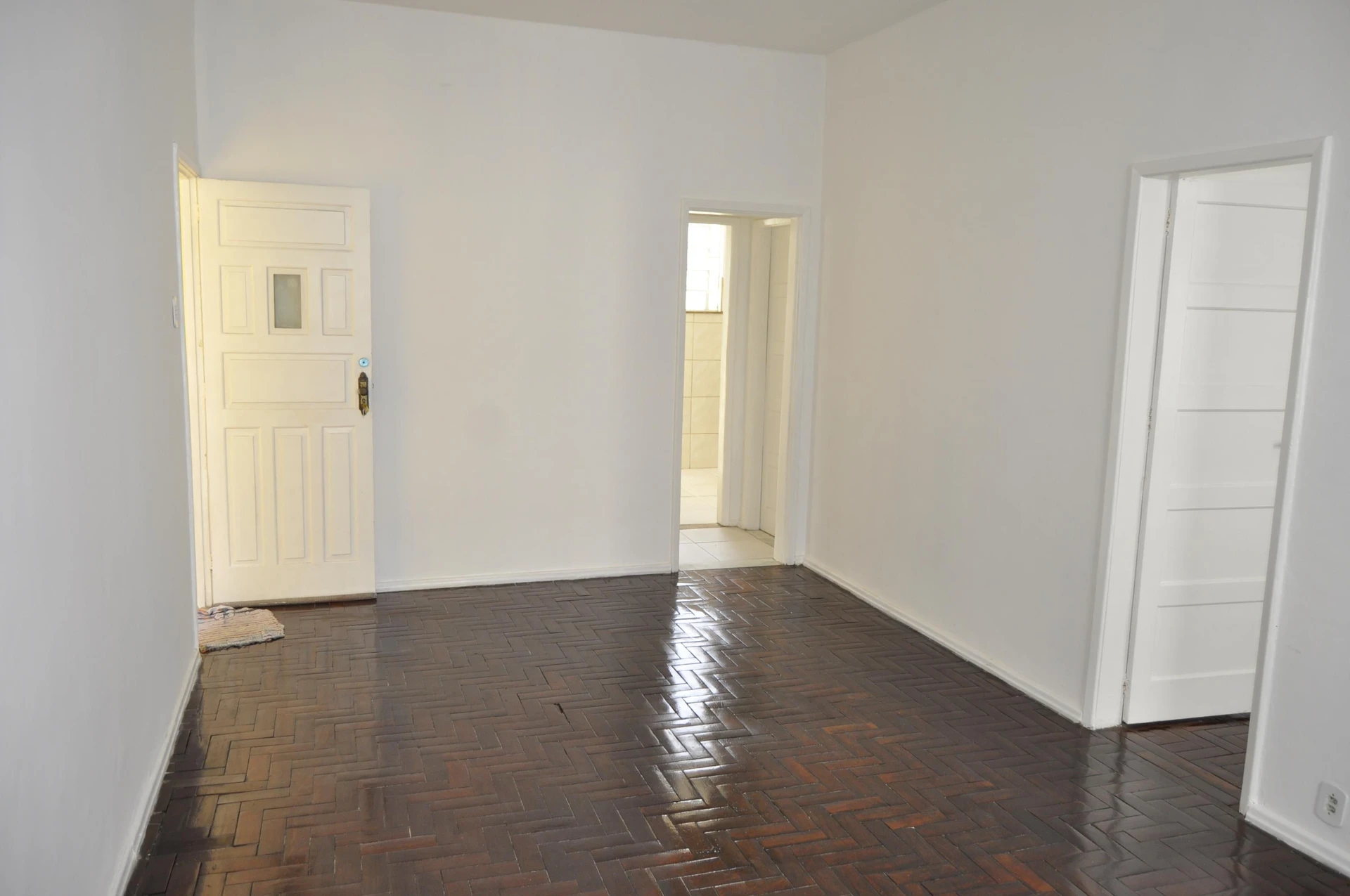 Wood or laminate floors in a 2-bedroom apartment, 85 m² — photo 17