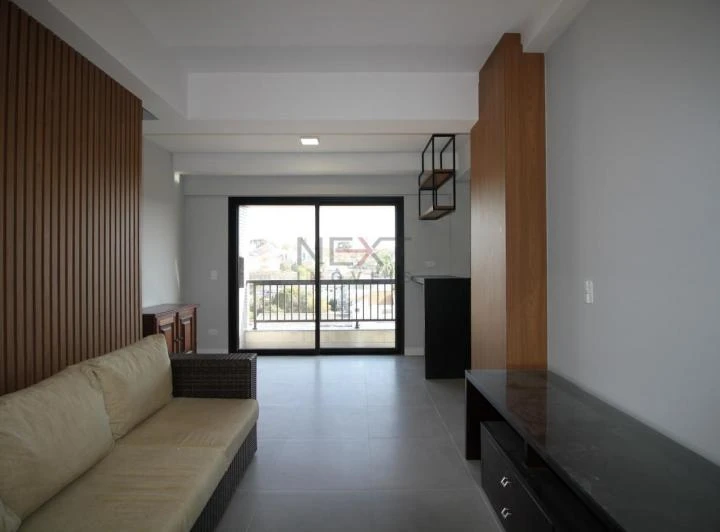 Furnished top-floor flat with gas open-plan kitchen and parking