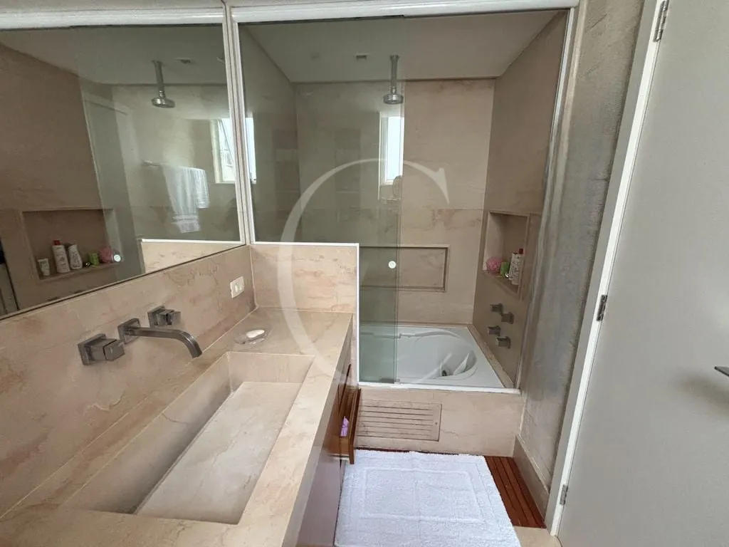Bathtub in a 3-bedroom apartment, 127 m² — photo 9