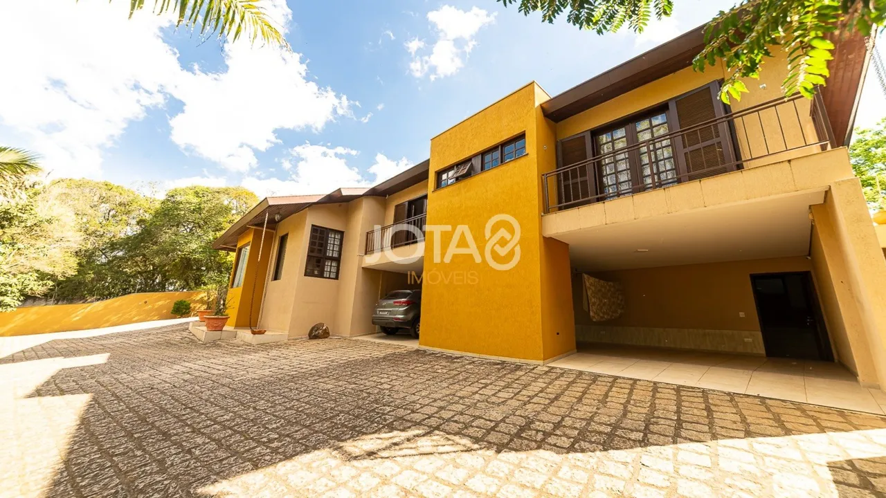 House with 4 en-suite bedrooms and gas kitchen