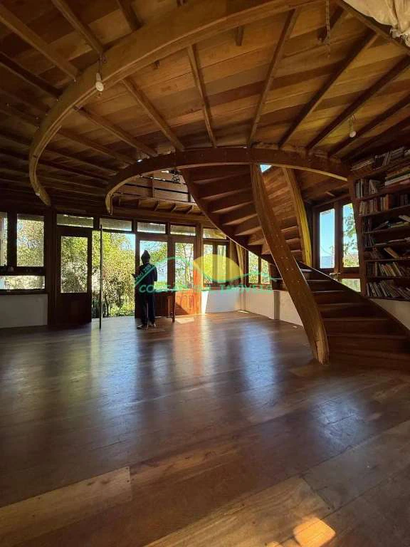Unfurnished house with 6 bedrooms and floor-to-ceiling windows