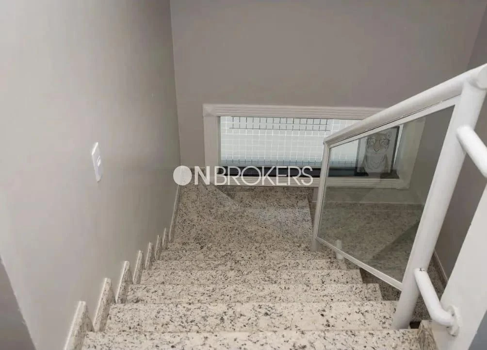 House with 4 bedrooms and 4 suites, balcony with grill — photo 24