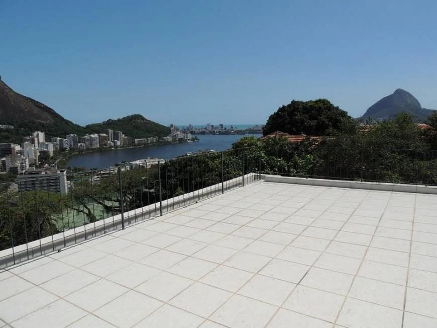 Furnished 4-bedroom house with 2 en-suites