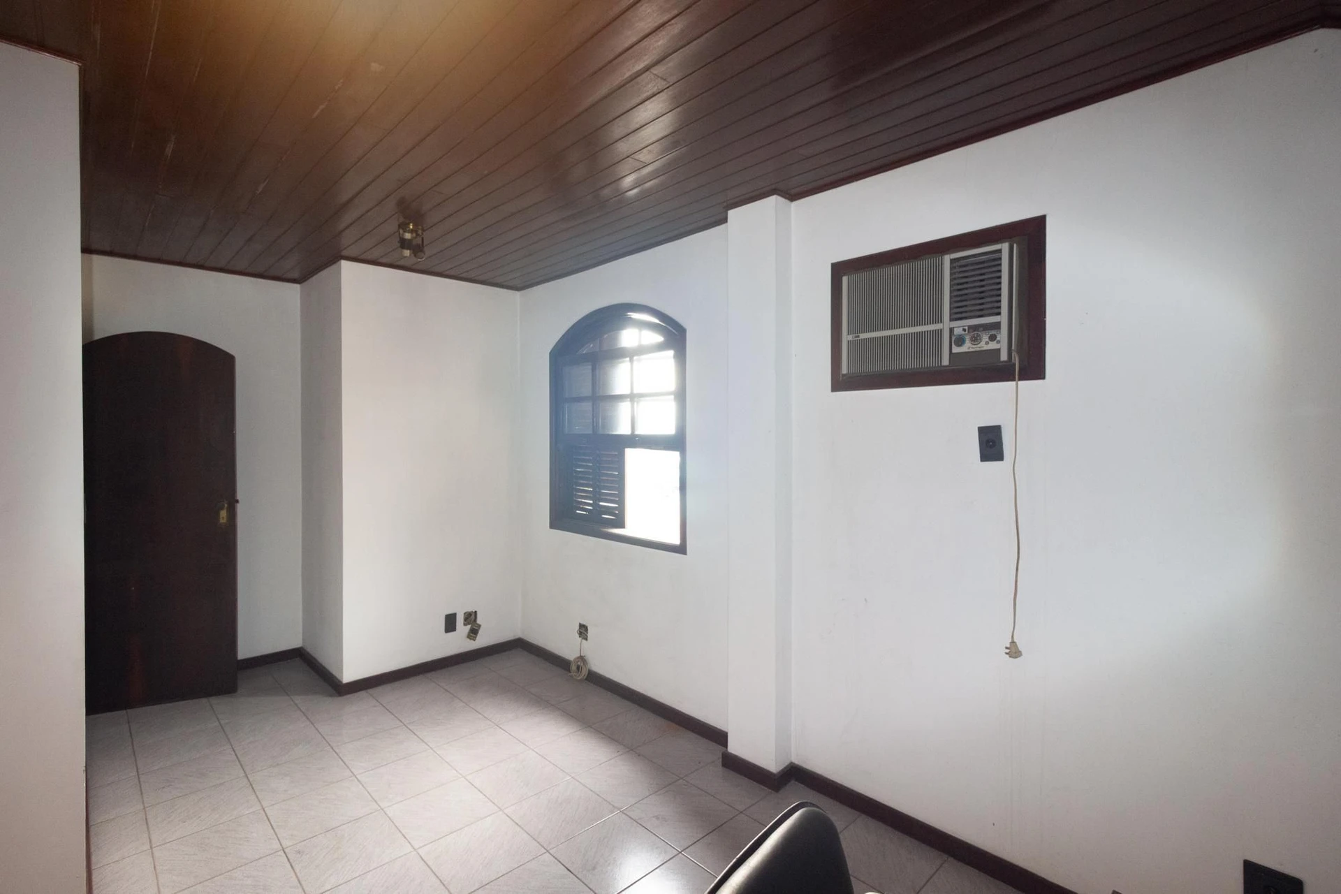 Bathtub in a 5-bedroom house, 626 m² — photo 74