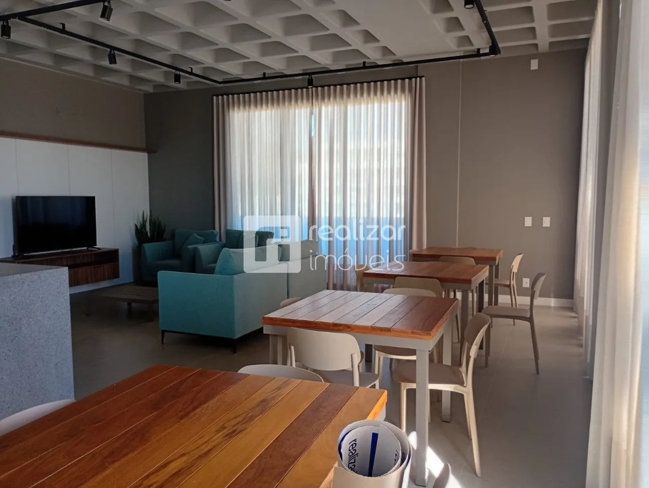 Furnished 1-bedroom apartment with open-plan kitchen — photo 18