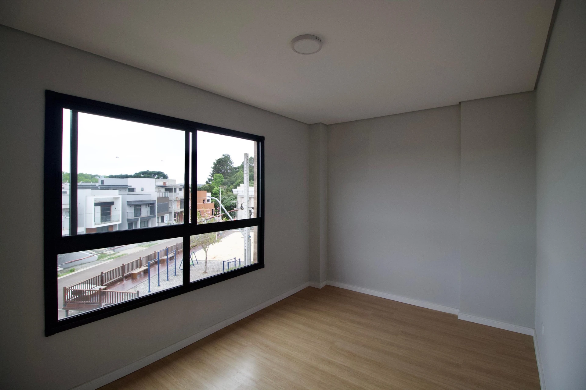 Floor-to-ceiling windows in a 3-bedroom house, 160 m² — photo 26