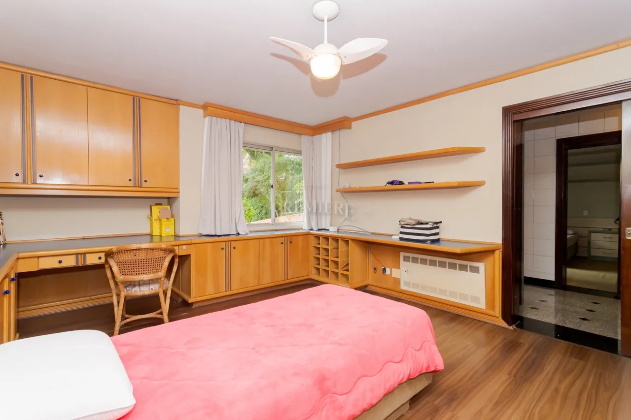 Меблированный дом с 4 спальнями и 5 ванными 716 м² — photo 14