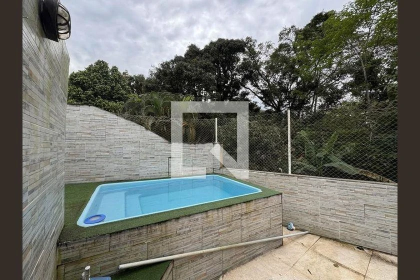 Balcony with a grill in a 2-bedroom house, 165 m² — photo 23