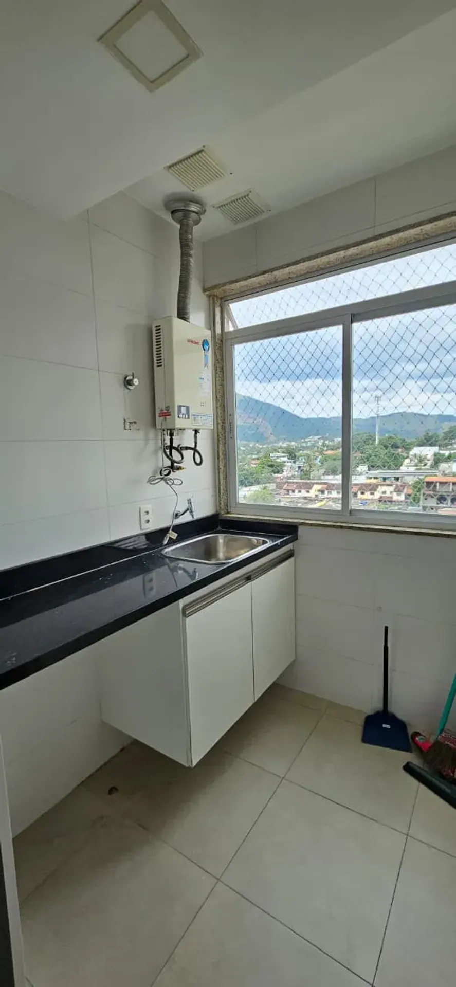 Apartamento con 4 dormitorios y balcón bien cuidado — photo 29
