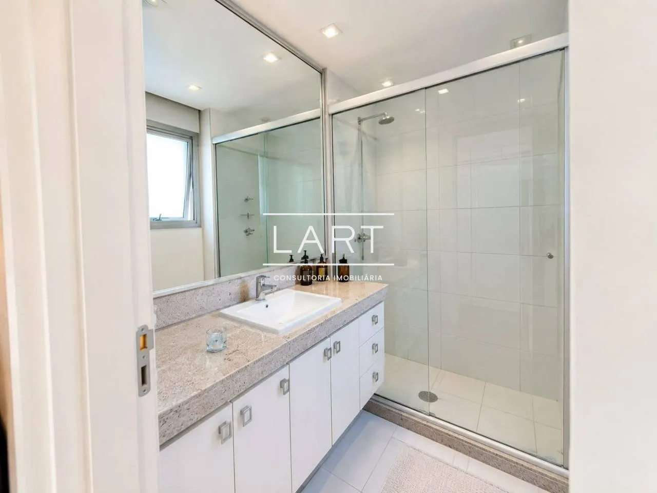 Apartment with 4 en-suite bedrooms and 260 m², glass balcony — photo 2