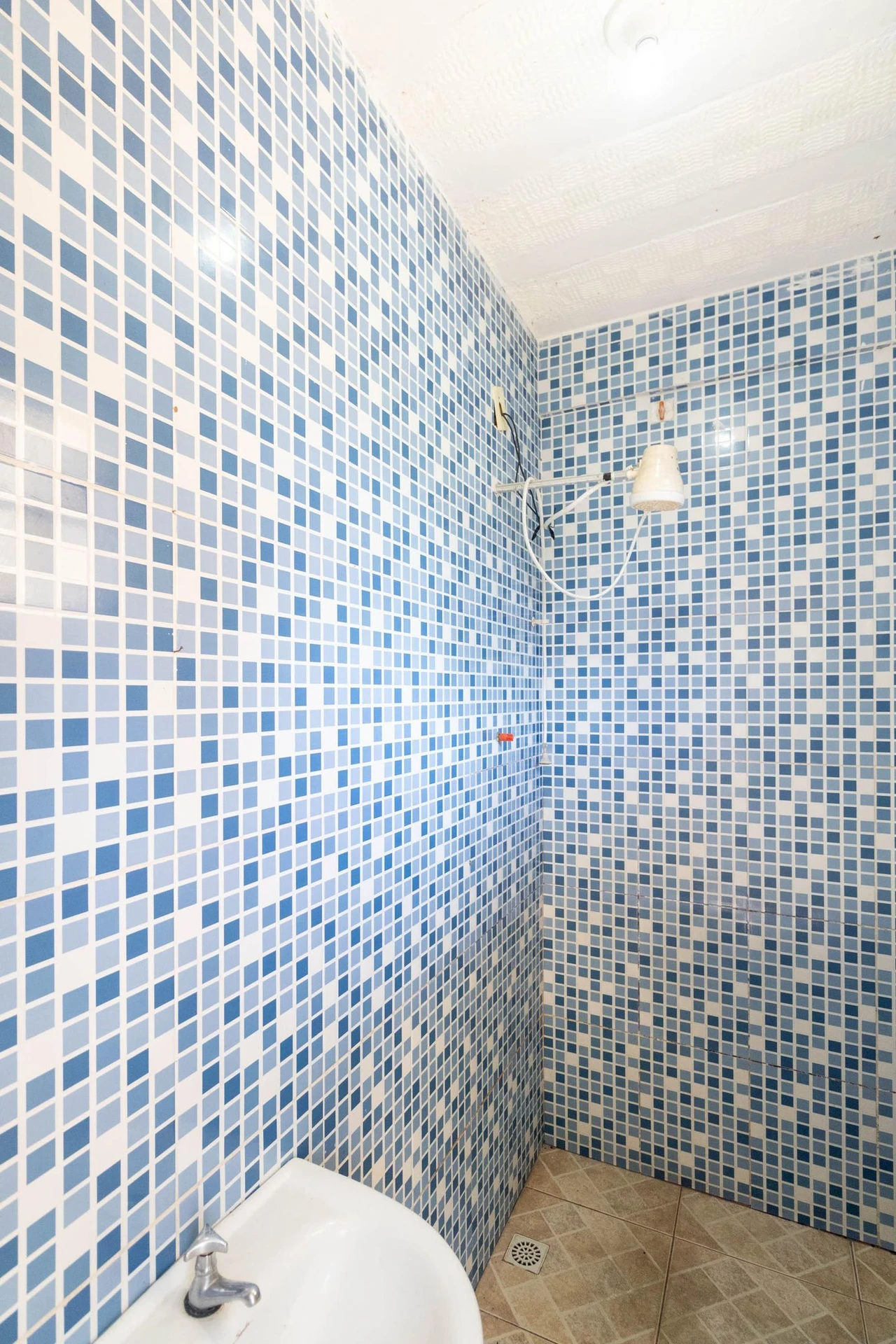 Unfurnished studio apartment with an electric shower — photo 9