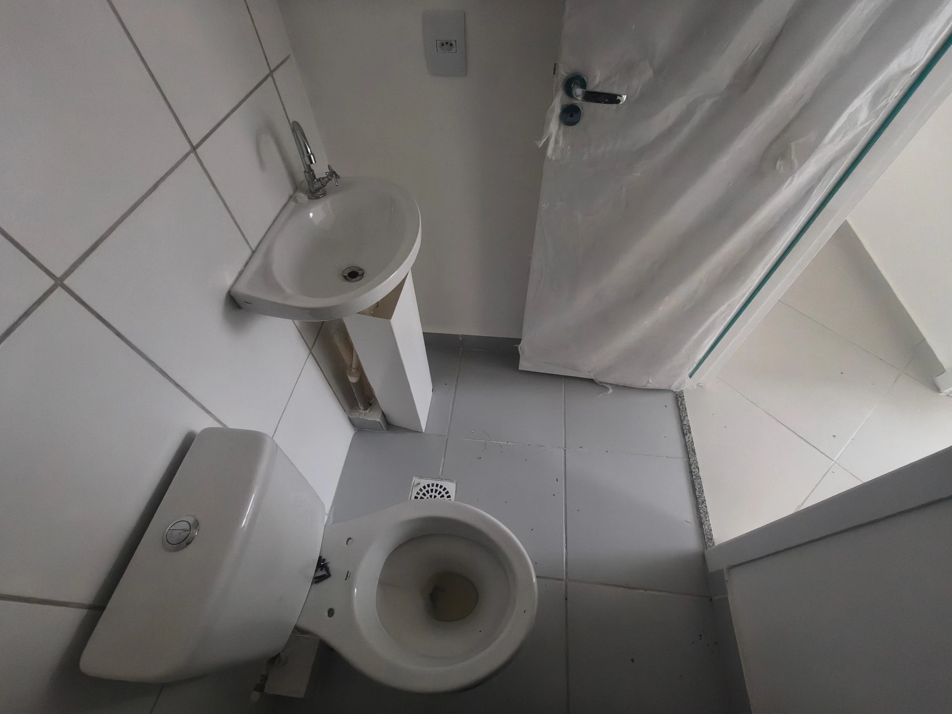 2-bedroom apartment with balcony and glass-enclosed shower — photo 30