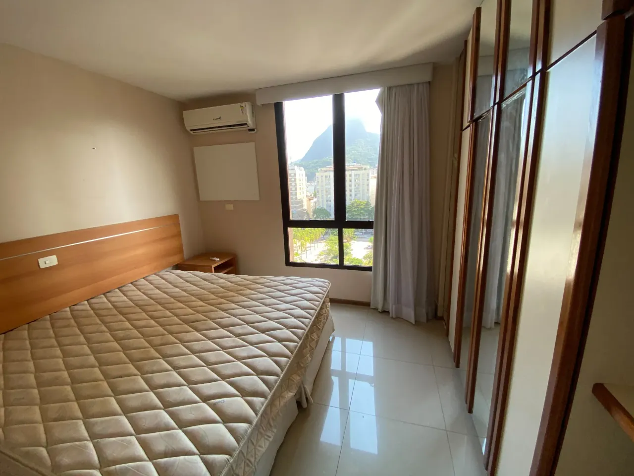 Furnished 1-bedroom apartment with city and water view — photo 3
