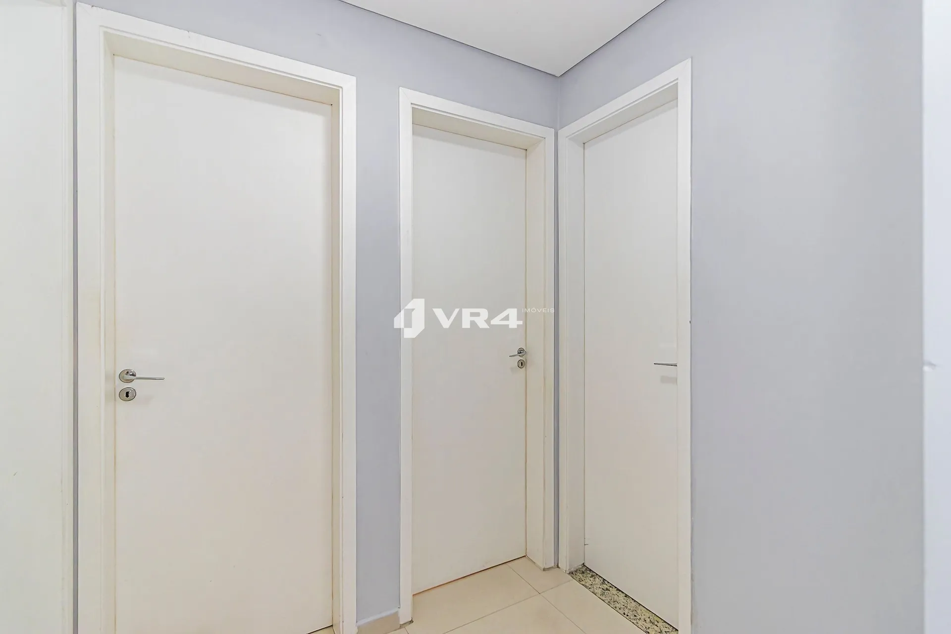 Balcony with a grill in a 2-bedroom apartment, 70 m² — photo 5