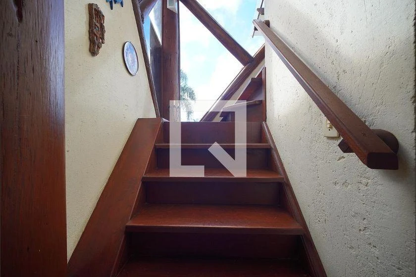 Walk-in closet in a 3-bedroom house, 225 m² — photo 33