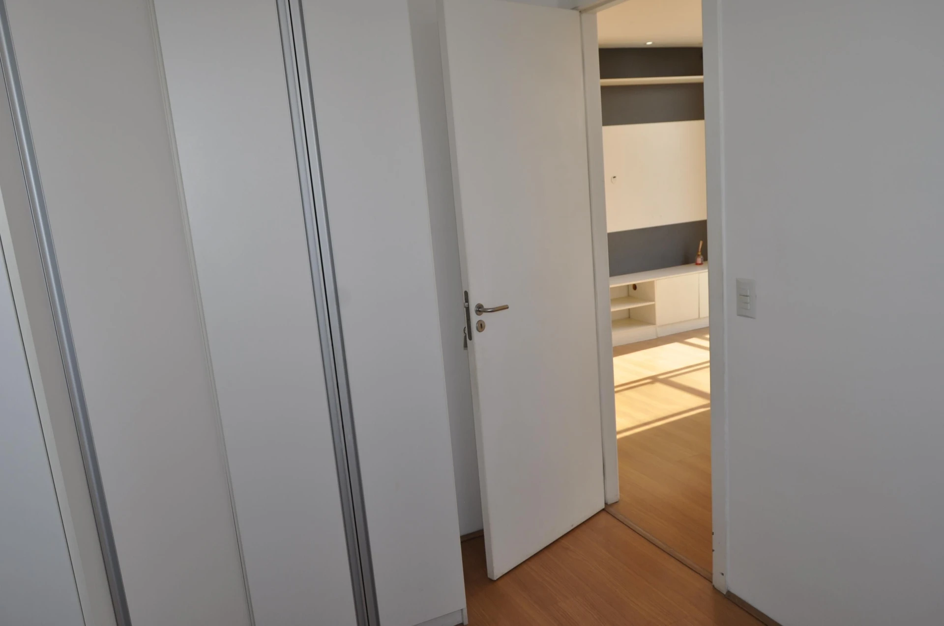 2-bedroom apartment in a building with a gym — photo 9